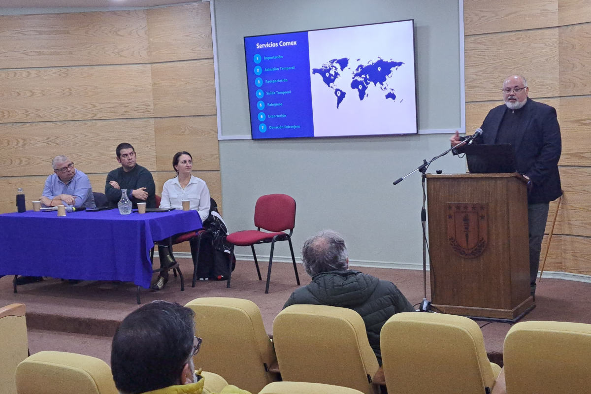 DAGC dictó charla de Comercio Exterior en Facultad de Ciencias Biológicas